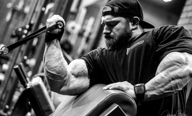 flex lewis esegue la panca scott al macchinario